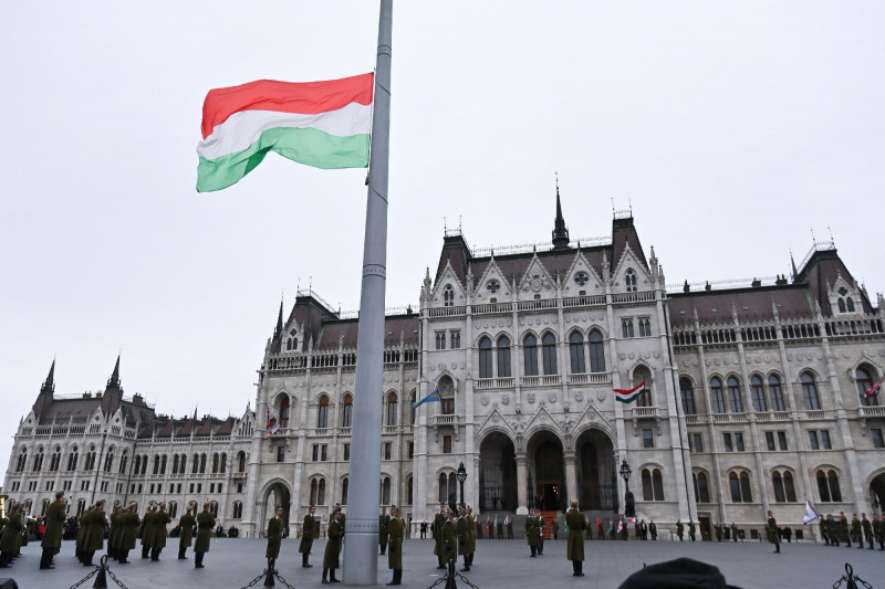  Március 15. - Felvonták a nemzeti lobogót az Országház el?